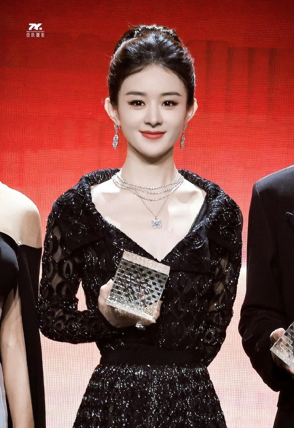 10位陸劇明星紅毯精修vs未修!迪麗熱巴禮服難看,楊紫妝造難看,趙麗穎美,楊穎贏翻了