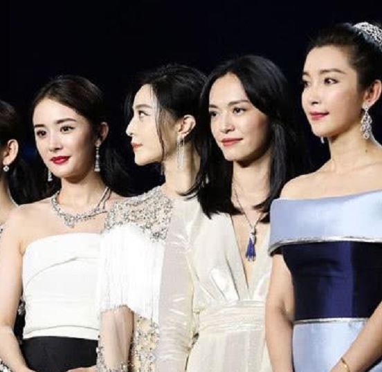 陸劇8組頂級明星同框！迪麗熱巴同框龔俊，李現同框趙麗穎，唐嫣&amp;楊穎&amp;宋茜同框誰贏了