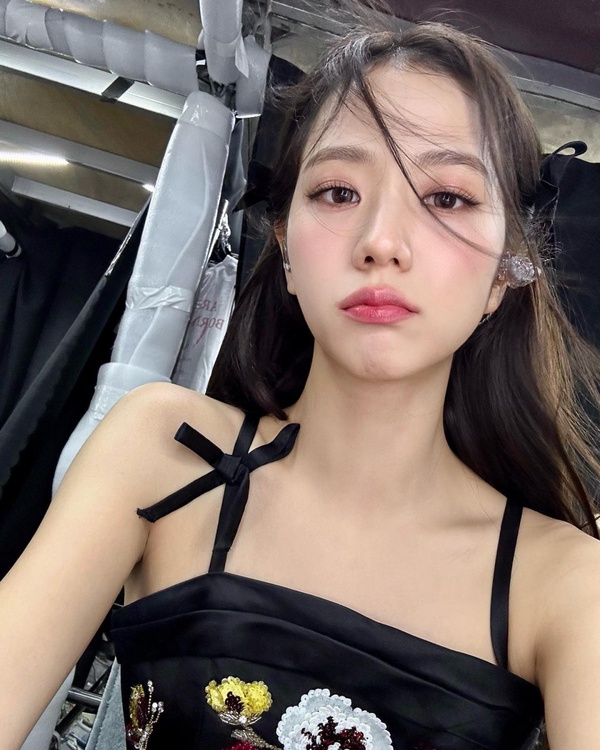 Jisoo同款玫瑰粉仿妝!輕鬆打造韓系氛圍感,日常和約會都適合