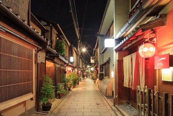 2024京都必訪景點！夏日限定「川床流水麵」、藍瓶京都店，頂樓酒吧一眼盡收鴨川夜景