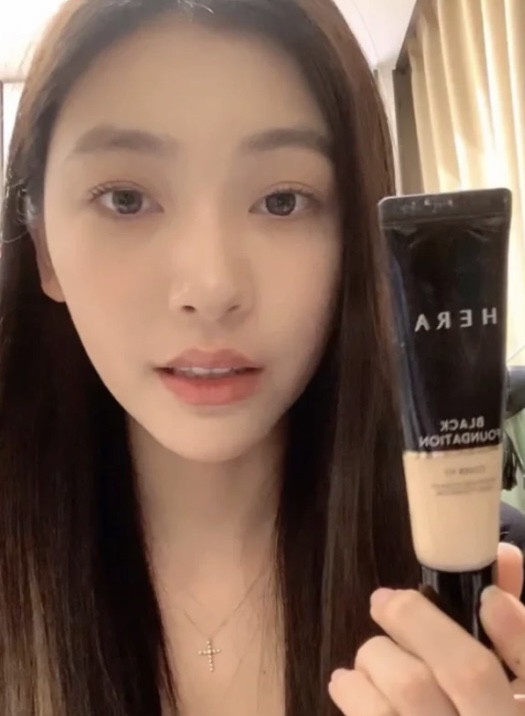純欲女神易夢玲的好物分享:HERA黑金持久遮瑕粉底液