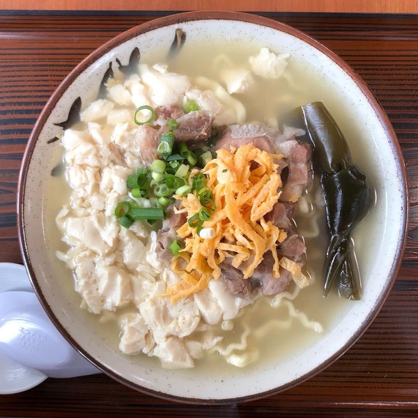 沖繩美食特輯！瀨長島塔可飯、古宇利島蝦蝦飯，超厚實炸蝦豬肉蛋飯捲必吃