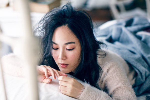 胸部狂縮水?女孩必知8個「胸部縮水」壞習慣,熬夜、低碳飲食都上榜!