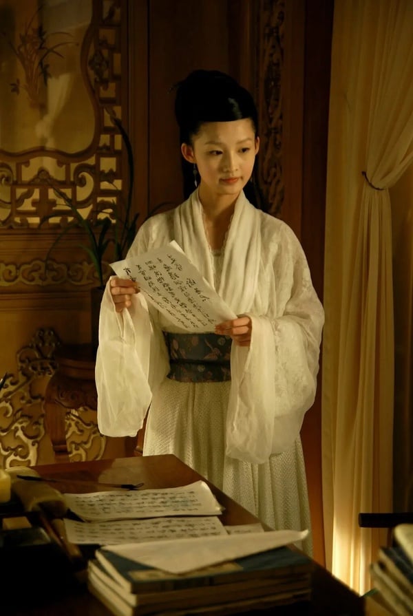 《夢中那片海》李沁7件事！5搭肖戰火花爆棚，楊洋唯一認愛的初戀，曾被全網看好卻不火