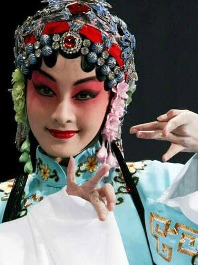 《夢中那片海》李沁7件事！5搭肖戰火花爆棚，楊洋唯一認愛的初戀，曾被全網看好卻不火
