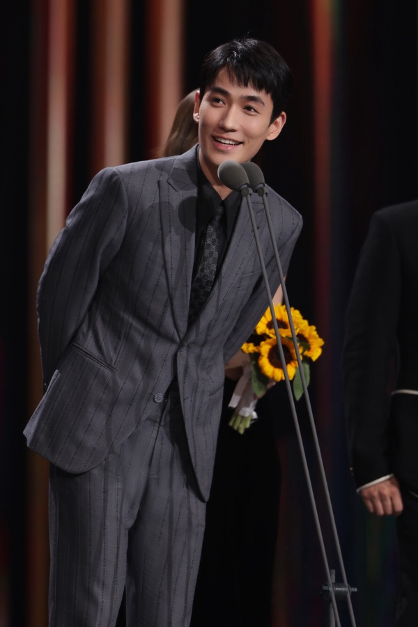 14位陸劇明星紅毯未修vs.精修！倪妮美翻，迪麗熱巴好看，吳磊帥氣，周也&amp;amp;陳都靈被吐槽