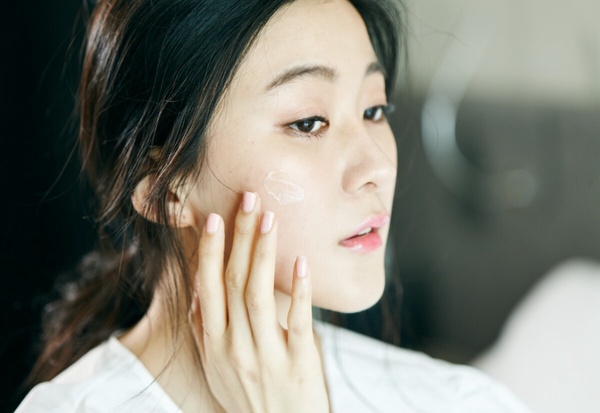 熬夜肌急救10招！快速擊退水腫、黑眼圈，熬夜後也容光煥發