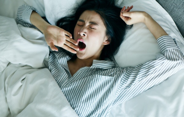 熬夜肌急救10招！快速擊退水腫、黑眼圈，熬夜後也容光煥發