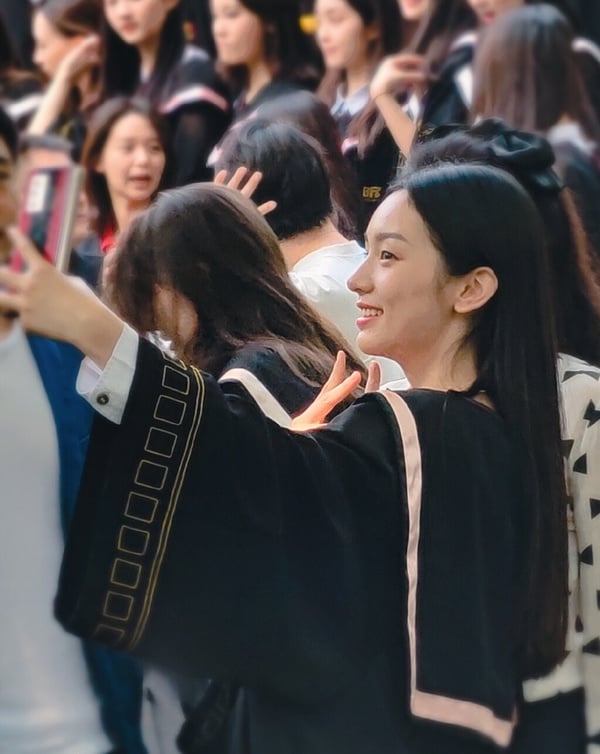8位陸劇女星「高顏值畢業照」！蔣依依美上熱搜，陳都靈、周也從小美到大，熱巴難超越