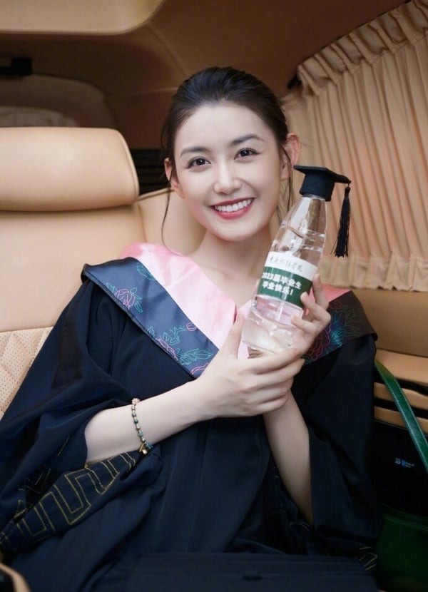 8位陸劇女星「高顏值畢業照」！蔣依依美上熱搜，陳都靈、周也從小美到大，熱巴難超越