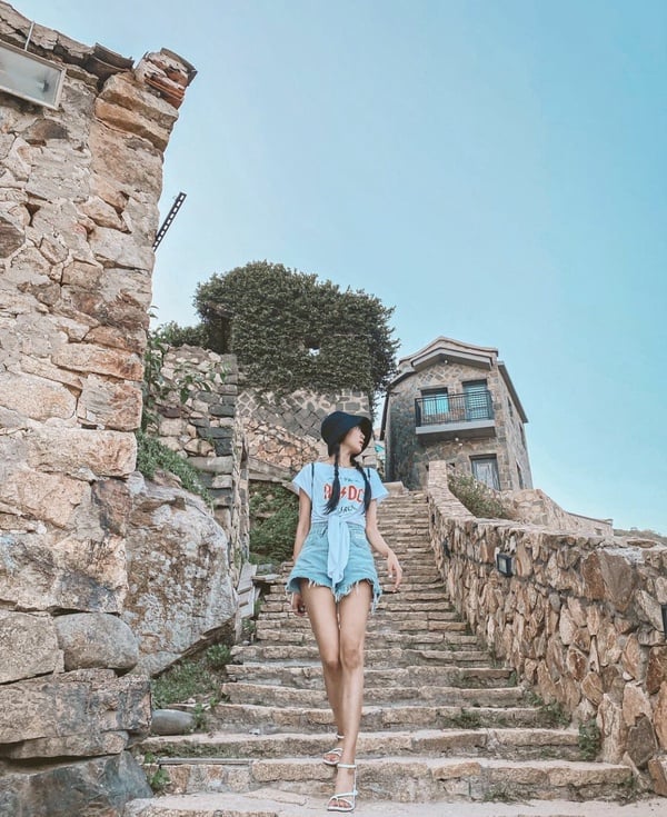 馬祖景點推薦！台灣小希臘「芹壁村」、新景點神秘小海灣必打卡，無人島上餵梅花鹿！