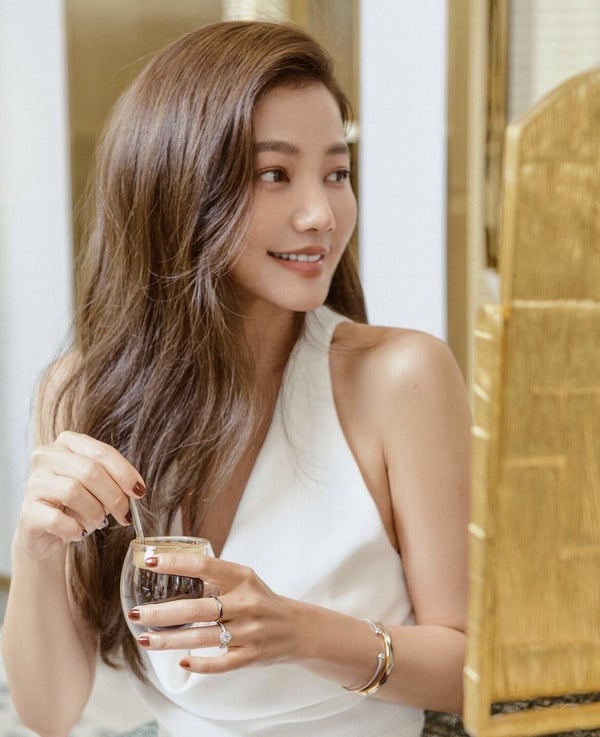 歲月不留痕跡！47歲許路兒身材皮膚宛如少女，凍齡10秘訣一次看