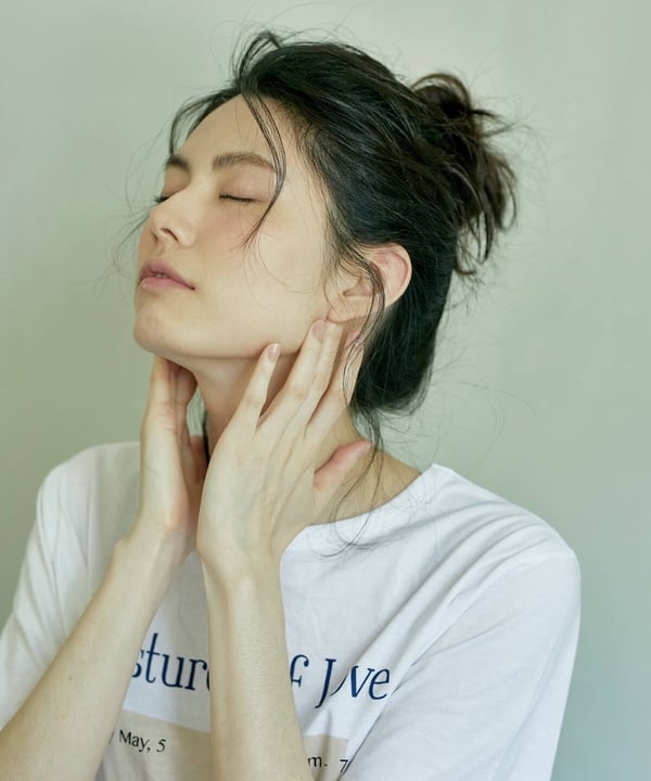 夏日就要慵懶低丸子頭!5種丸子頭綁法一次看,簡單又不易掉