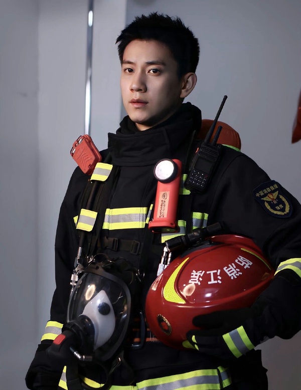 演過「消防員」的陸劇男星！《照亮你》陳偉霆CP感炸裂，楊洋《我的人間煙火》爆款預定