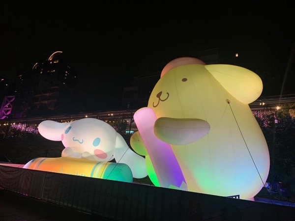 超巨Kitty點燈了！三麗鷗碧潭寫生趣Kitty、美樂蒂、大耳狗、蛋黃哥點燈免費看！