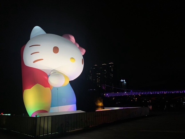 超巨Kitty點燈了！三麗鷗碧潭寫生趣Kitty、美樂蒂、大耳狗、蛋黃哥點燈免費看！