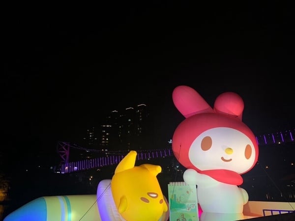 超巨Kitty點燈了！三麗鷗碧潭寫生趣Kitty、美樂蒂、大耳狗、蛋黃哥點燈免費看！