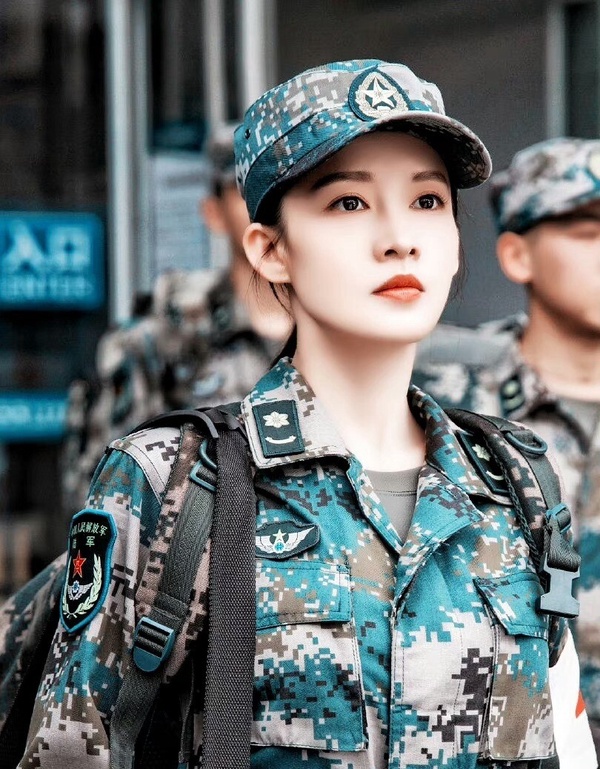 陸劇8位高顏值「軍裝女神」！楊冪美上熱搜，迪麗熱巴&amp;白鹿又美又帥，劉亦菲實在太美啦