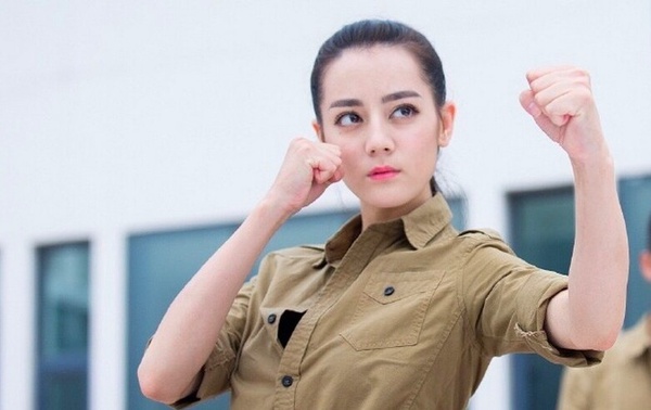 陸劇8位高顏值「軍裝女神」！楊冪美上熱搜，迪麗熱巴&amp;白鹿又美又帥，劉亦菲實在太美啦