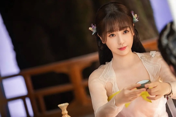 10位陸劇95花「有無瀏海對比」!周也美上熱搜,趙露思甜美,白鹿、張婧儀卻秒變路人