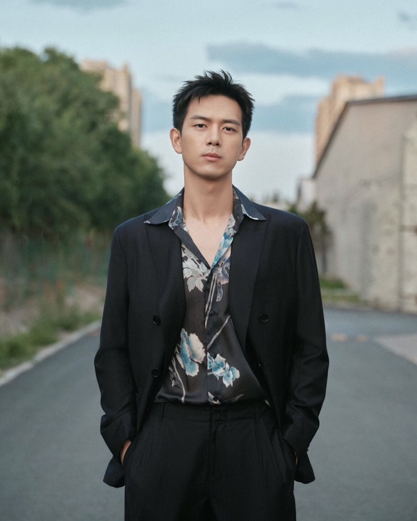男星同款香水推薦:李現-Versace Pour Homme經典男性淡香水