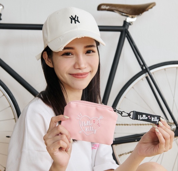 Kitty在全家！全家開賣「Hello Kitty邱比特」零錢包、後背包9款！仙女粉、蘋果綠太美