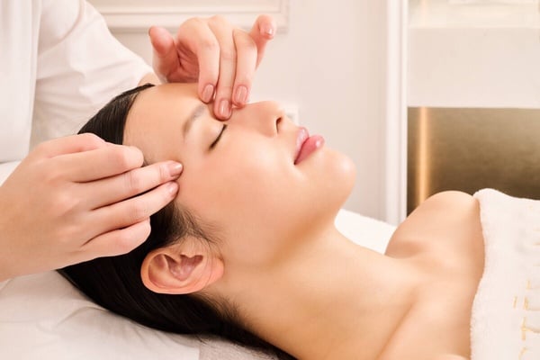 全台頂級SPA推薦！Dior、歐舒丹全新沙龍超夢幻，雅詩蘭黛「臉部皮拉提斯」極致奢華！