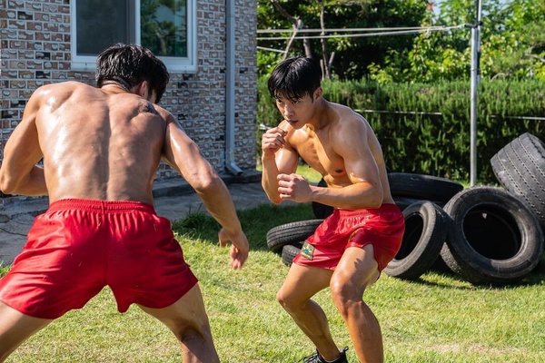 網議「退伍後狀態仍超好」韓劇男星！《王之國》李俊昊、金秀賢都上榜，他卻腫到登熱搜