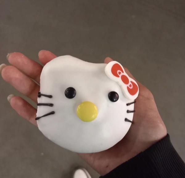 Kitty甜甜圈！Krispy Kreme「Hello Kitty甜甜圈」外盒必收藏，Kitty甜甜圈卻讓人問號
