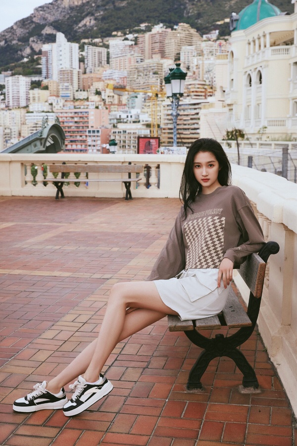 體重超輕紙片人女星!《偷偷藏不住》趙露思只有39公斤,關曉彤173才45,熱巴腿太驚人