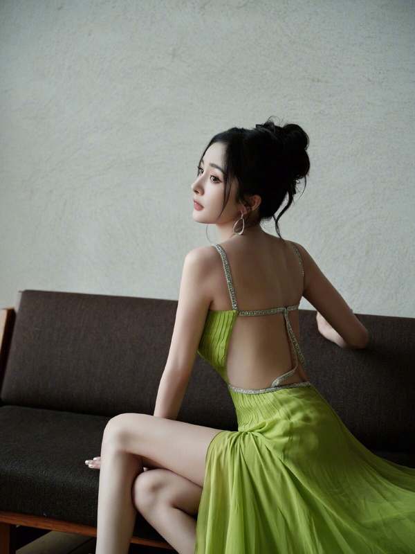 體重超輕紙片人女星!《偷偷藏不住》趙露思只有39公斤,關曉彤173才45,熱巴腿太驚人