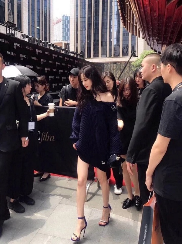 體重超輕紙片人女星!《偷偷藏不住》趙露思只有39公斤,關曉彤173才45,熱巴腿太驚人
