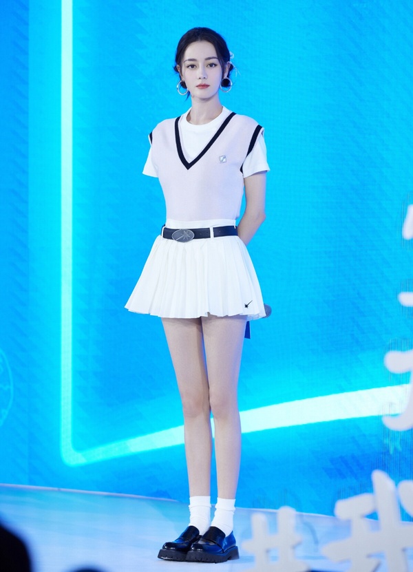 體重超輕紙片人女星!《偷偷藏不住》趙露思只有39公斤,關曉彤173才45,熱巴腿太驚人