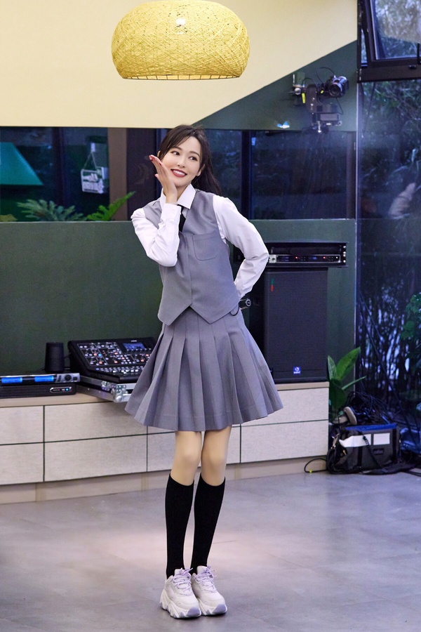 體重超輕紙片人女星!《偷偷藏不住》趙露思只有39公斤,關曉彤173才45,熱巴腿太驚人