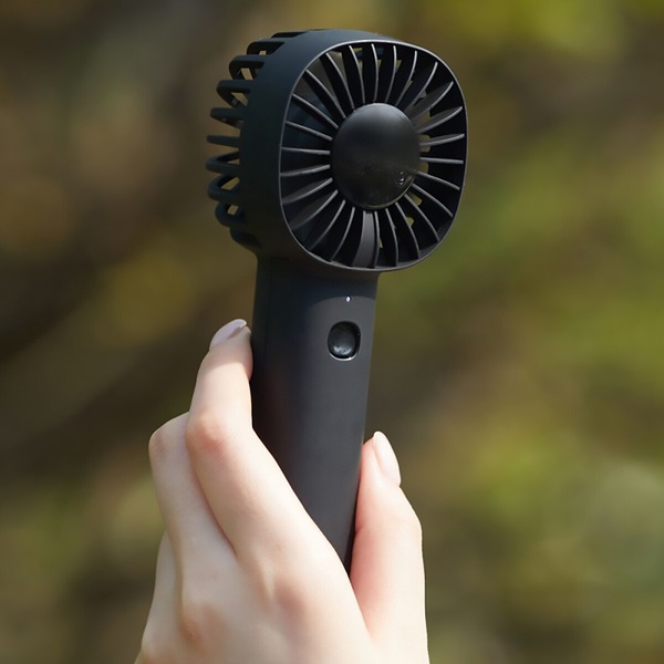 夏天如何避免中暑！夏日消暑方法推薦，隨身攜帶小電風扇、涼感絲巾替你的身體降降溫