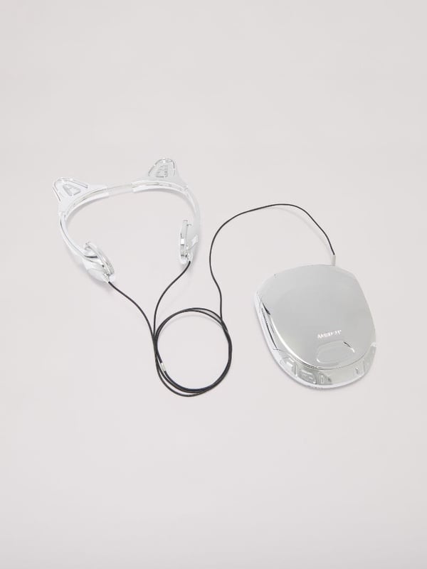 Y2K風貓耳朵耳機！AMBUSH開賣「貓咪耳朵耳機、CD PLAYER包包」，超時髦