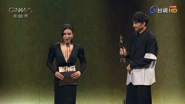 艾怡良金曲鬧烏龍!6個典禮尷尬瞬間:王力宏衝上台超糗,納豆當場下跪,奧斯卡也出包