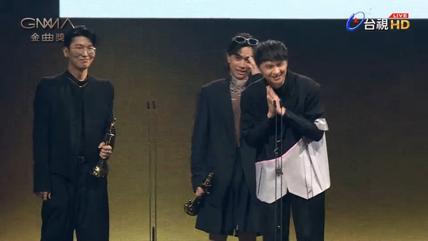 艾怡良金曲鬧烏龍!6個典禮尷尬瞬間:王力宏衝上台超糗,納豆當場下跪,奧斯卡也出包