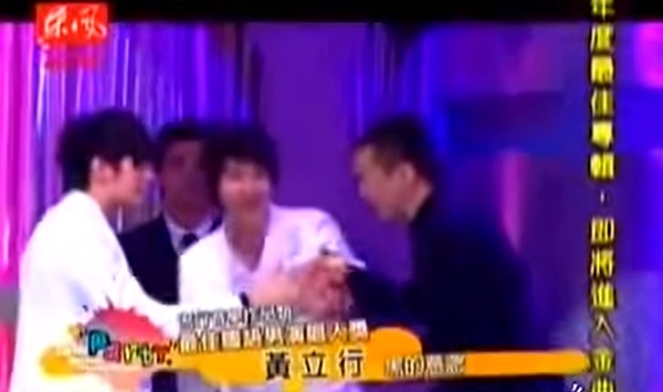 艾怡良金曲鬧烏龍!6個典禮尷尬瞬間:王力宏衝上台超糗,納豆當場下跪,奧斯卡也出包