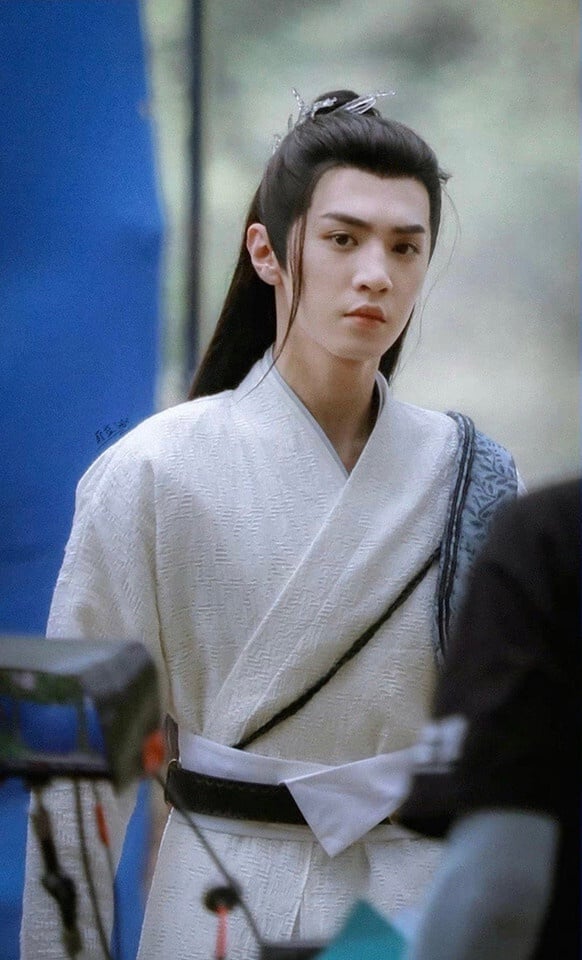 《偷偷藏不住》8演員穿古裝!不只趙露思，陳哲遠也是古裝神顏，還隱藏《玉骨遙》肖戰媽