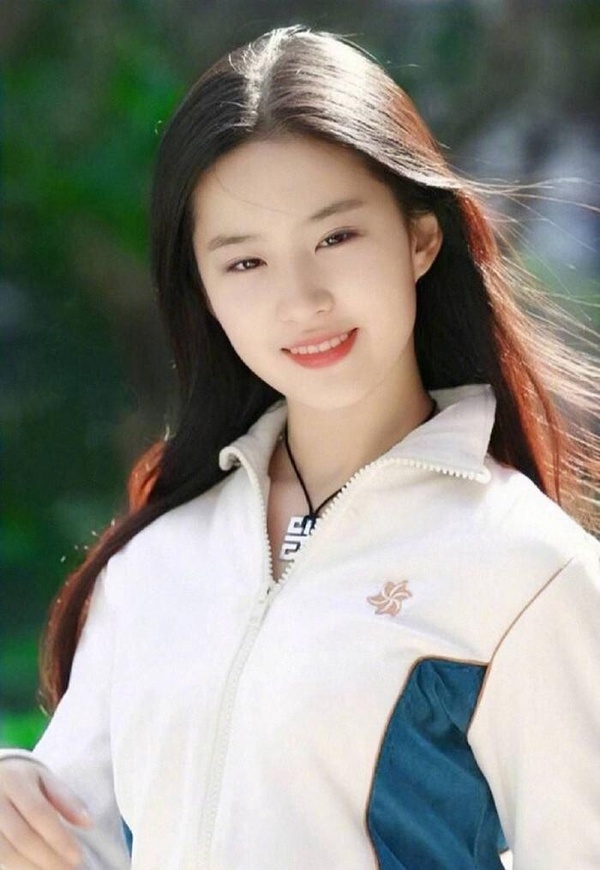 網評「舊照沒差別」陸劇女星!趙露思、王楚然從小美到大,任敏靈動,周也、張婧儀氣質