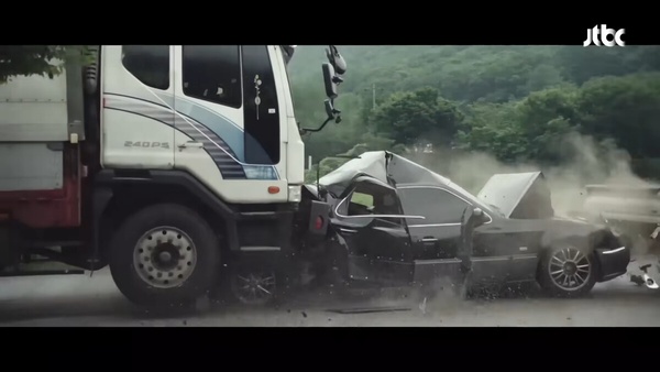 卡車撞轎車成韓劇標配?《絕世網紅》《今生也請多指教》都出現,宋仲基也被撞!