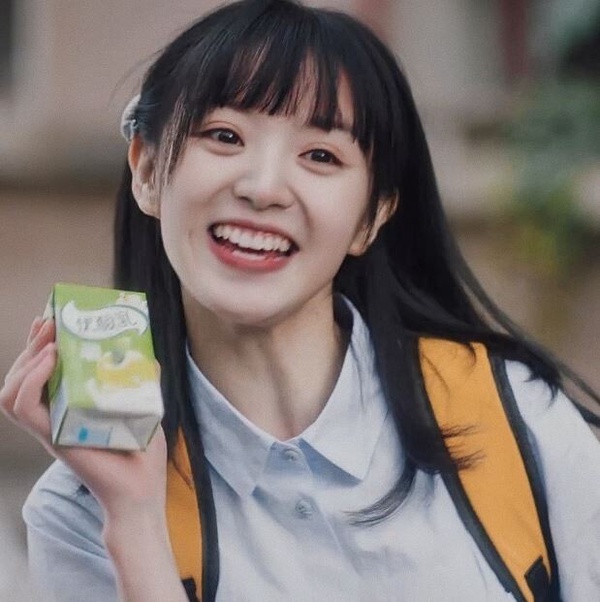 10位陸劇95花演高中生！《偷偷藏不住》趙露思被吐槽，王楚然太成熟，而她演得像傻子