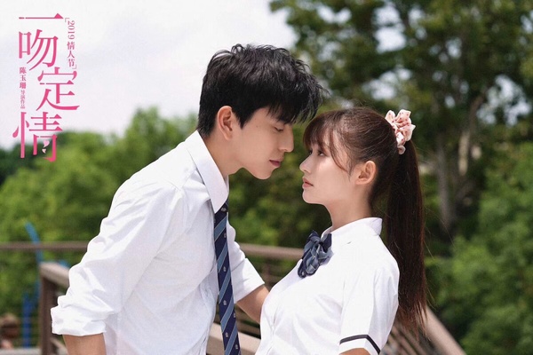 10位陸劇95花演高中生！《偷偷藏不住》趙露思被吐槽，王楚然太成熟，而她演得像傻子