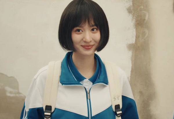 10位陸劇95花演高中生！《偷偷藏不住》趙露思被吐槽，王楚然太成熟，而她演得像傻子