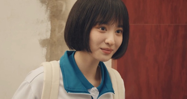10位陸劇95花演高中生！《偷偷藏不住》趙露思被吐槽，王楚然太成熟，而她演得像傻子