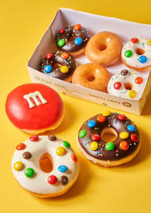 Krispy Kreme x M&M’s聯名甜甜圈登場！繽紛夢幻糖霜+MM巧克力簡直絕配