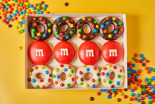 Krispy Kreme x M&M’s聯名甜甜圈登場！繽紛夢幻糖霜+MM巧克力簡直絕配