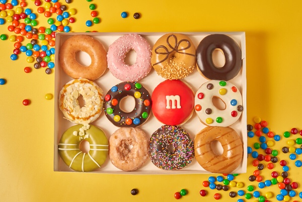 Krispy Kreme x M&M’s聯名甜甜圈登場！繽紛夢幻糖霜+MM巧克力簡直絕配