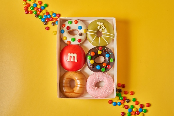 Krispy Kreme x M&M’s聯名甜甜圈登場！繽紛夢幻糖霜+MM巧克力簡直絕配